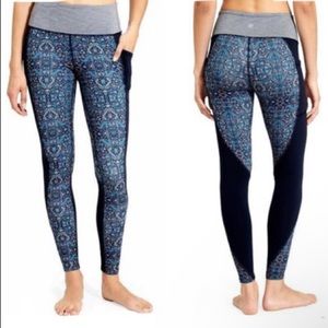 Athleta High Rise Tapestry Chaturanga to Town Tight size XS Leggings X-Small
